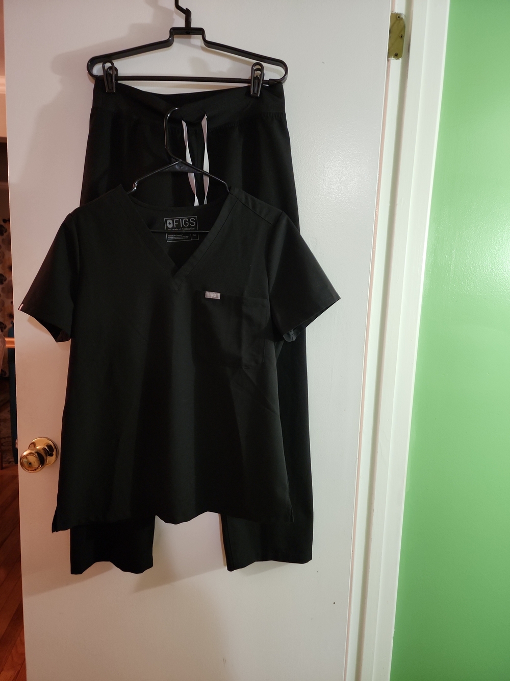 Figs Black Scrub Set/Top Cartarina V Neck One Pocket/Pants Livingston Basic